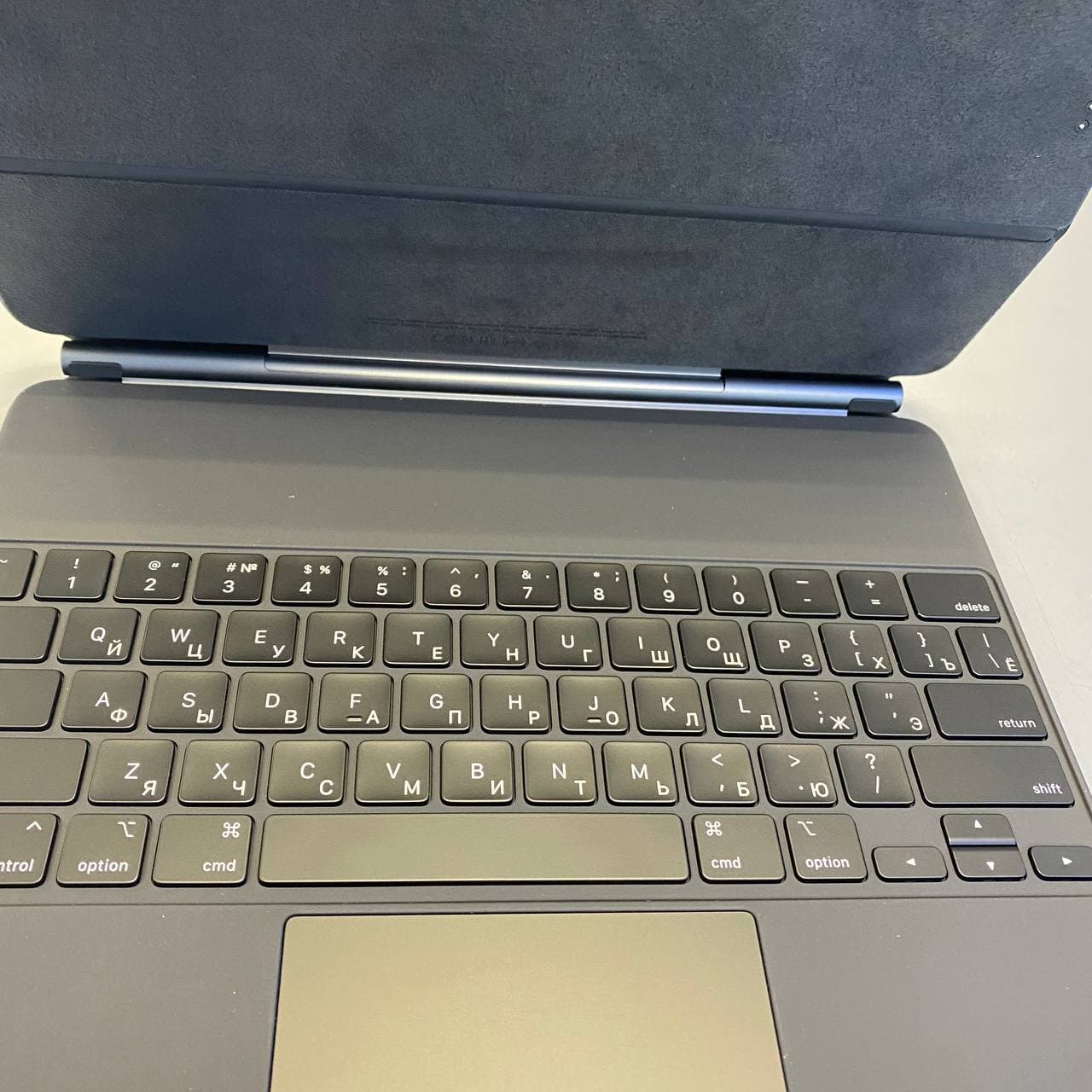 Чехол-клавиатура Apple Magic Keyboard для iPad Pro 12.9 (2020-2022)/Air 13 (2024) Black (MXQU2) кириллица (лазерная гравировка) + QWERTY